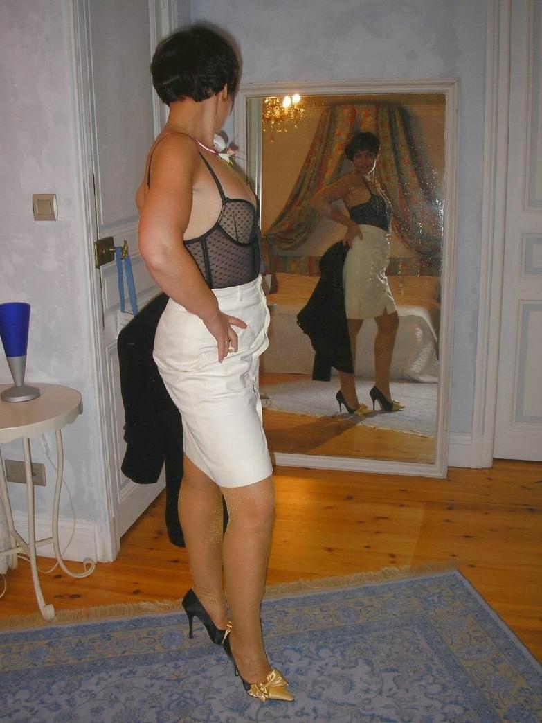 15P Amateur housewife Nathalie posing in stockings