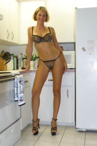 15P Des posing sexy in the kitchen