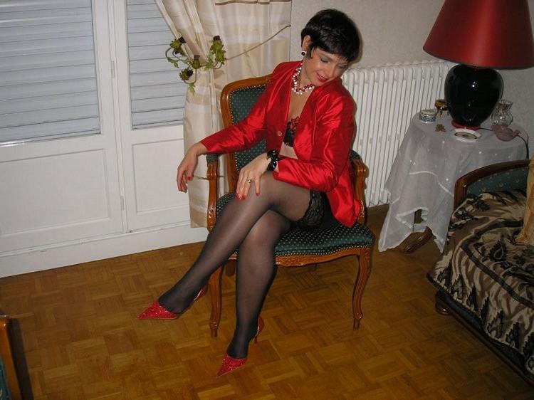 15P Amateur french wife Nathalie posing in black lingerie