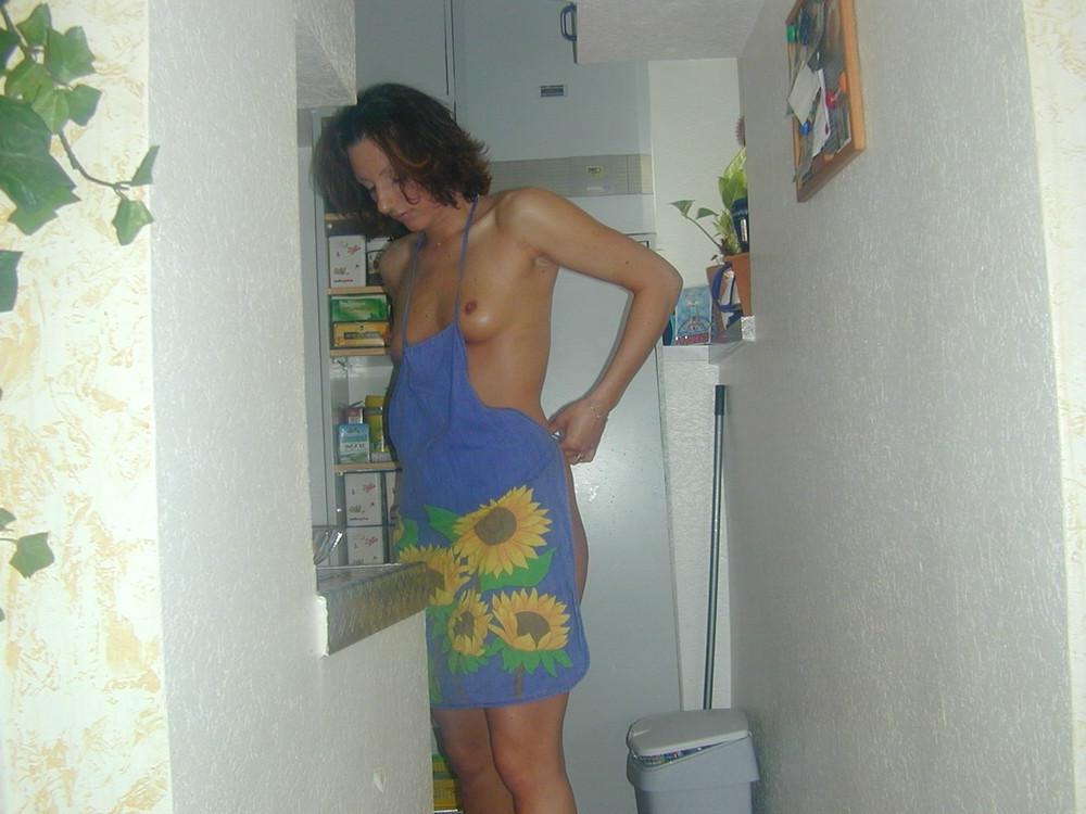 15P Wifes nipples get hard in the kitchen