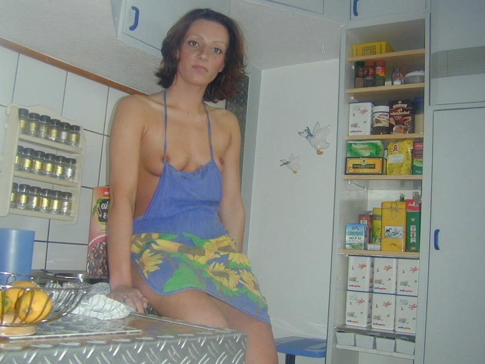 15P Wifes nipples get hard in the kitchen