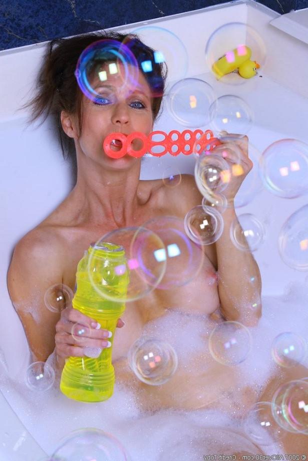 15P fucking foxy milf wife washes her milky tits