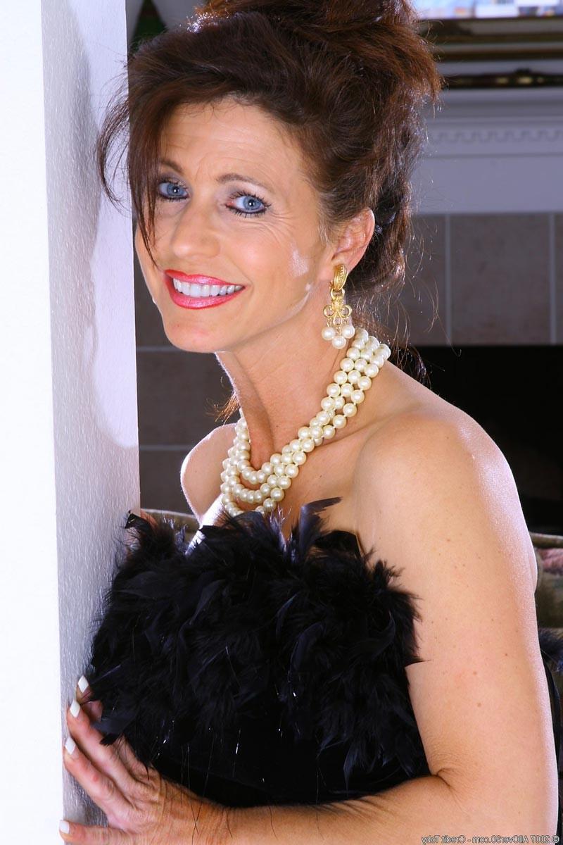 15P Classy milf with round juggs posing in stockings