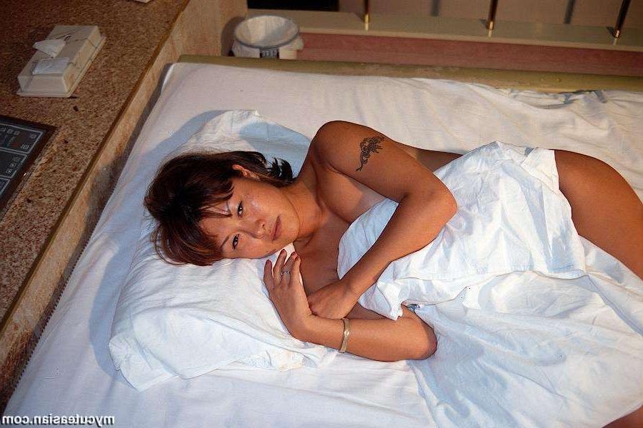 16P Horny Japanese wife posing naked in hotel