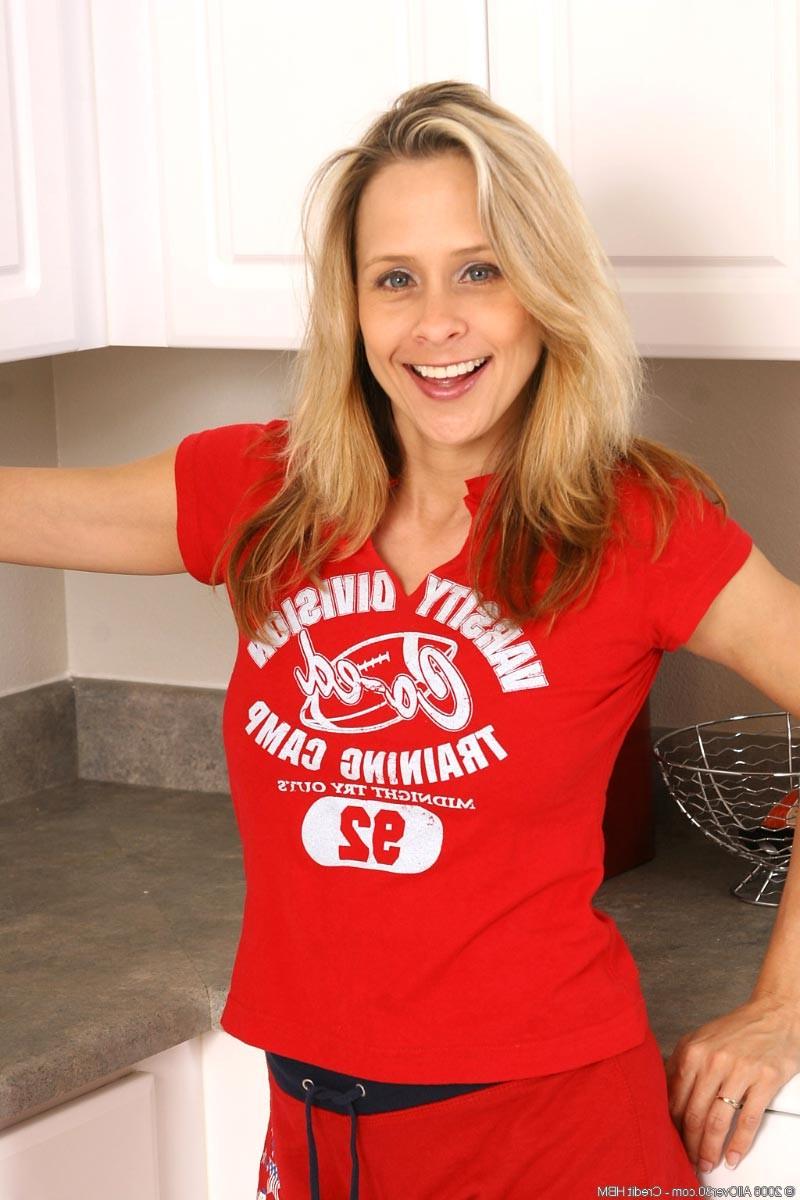 15P Gorgeous milf stripping nude in the kitchen