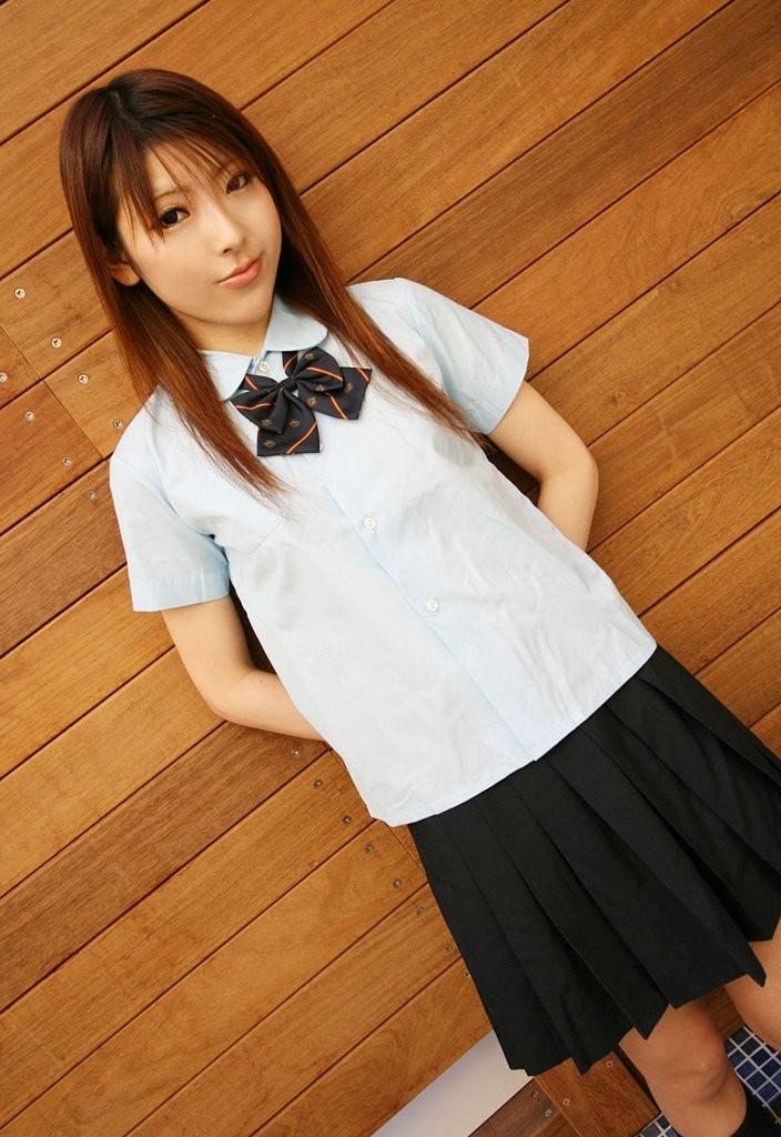 15P Hot Japanese schoolgirl does upskirt flashing in public