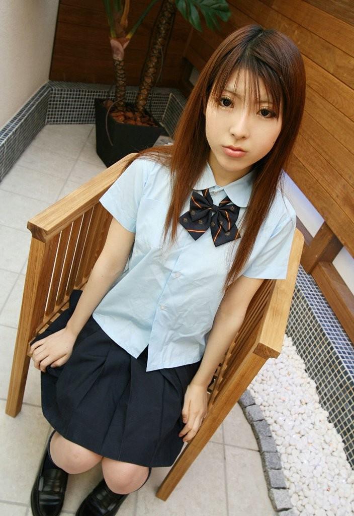 15P Hot Japanese schoolgirl does upskirt flashing in public