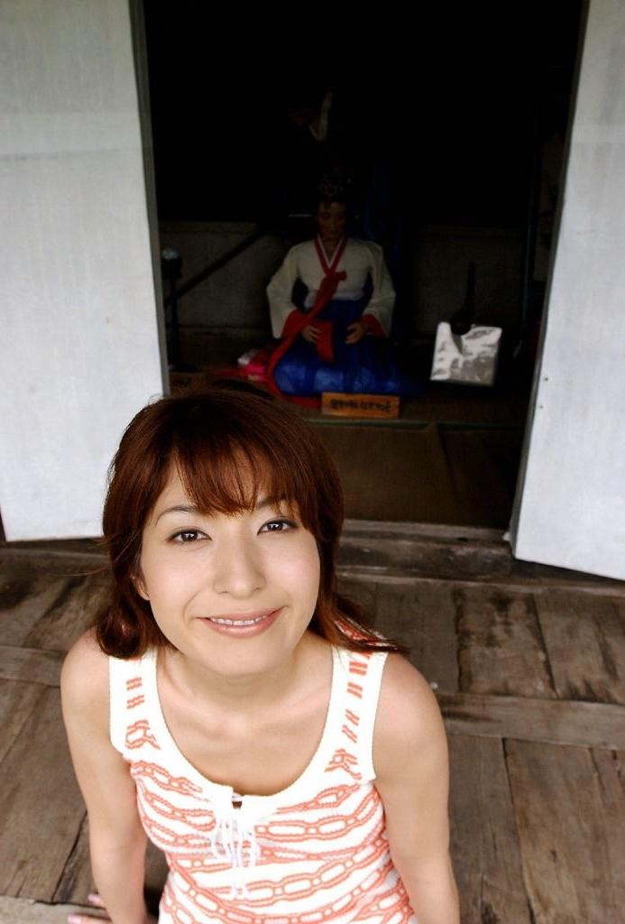 15P A candid pics of hairy Japanese woman poses public