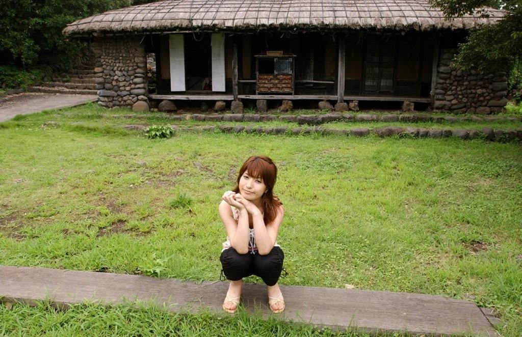 15P A candid pics of hairy Japanese woman poses public