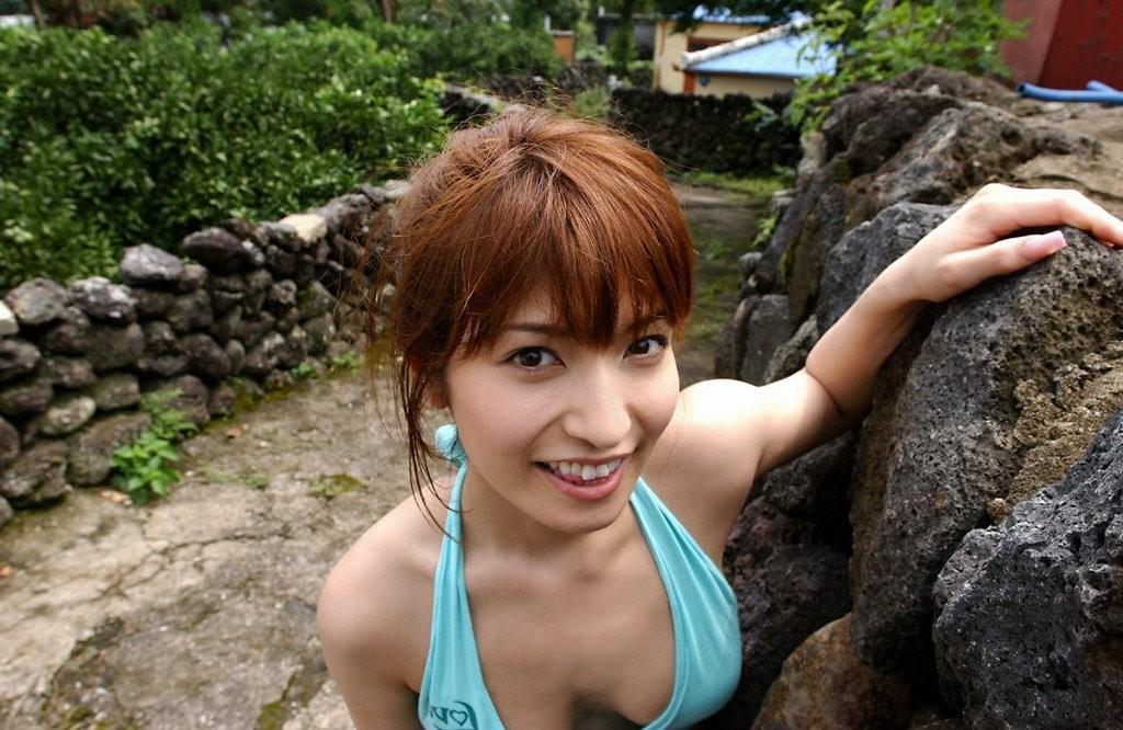 15P A candid pics of hairy Japanese woman poses public
