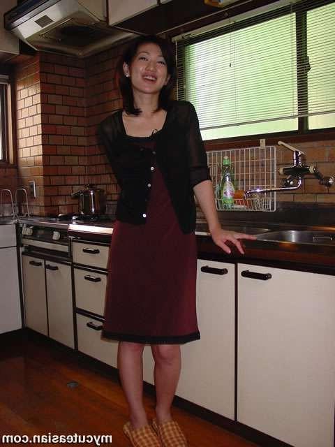 16P Sexy japanese wife shows her hot mature body