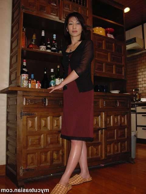 16P Sexy japanese wife shows her hot mature body