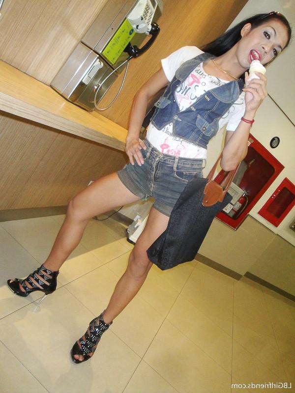 15P Sexy Ladyboy Girlfriend Exposing Her Hot Shemale Ass In Public