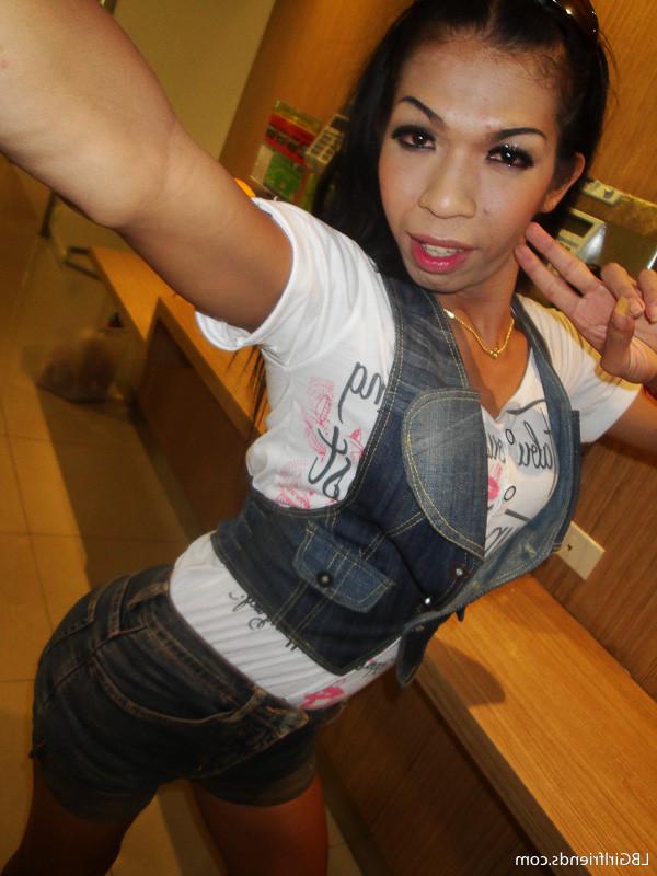 15P Sexy Ladyboy Girlfriend Exposing Her Hot Shemale Ass In Public
