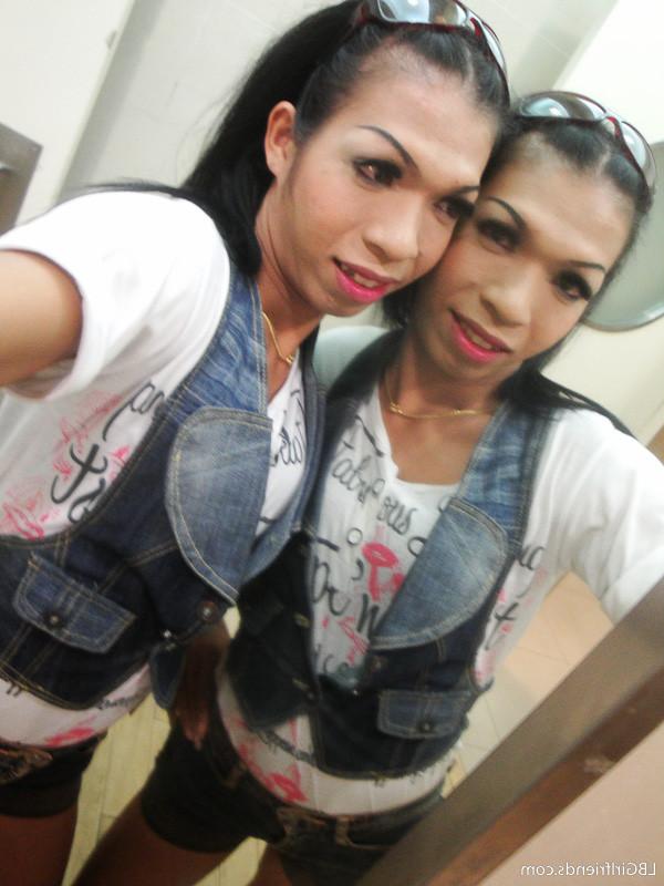 15P Sexy Ladyboy Girlfriend Exposing Her Hot Shemale Ass In Public