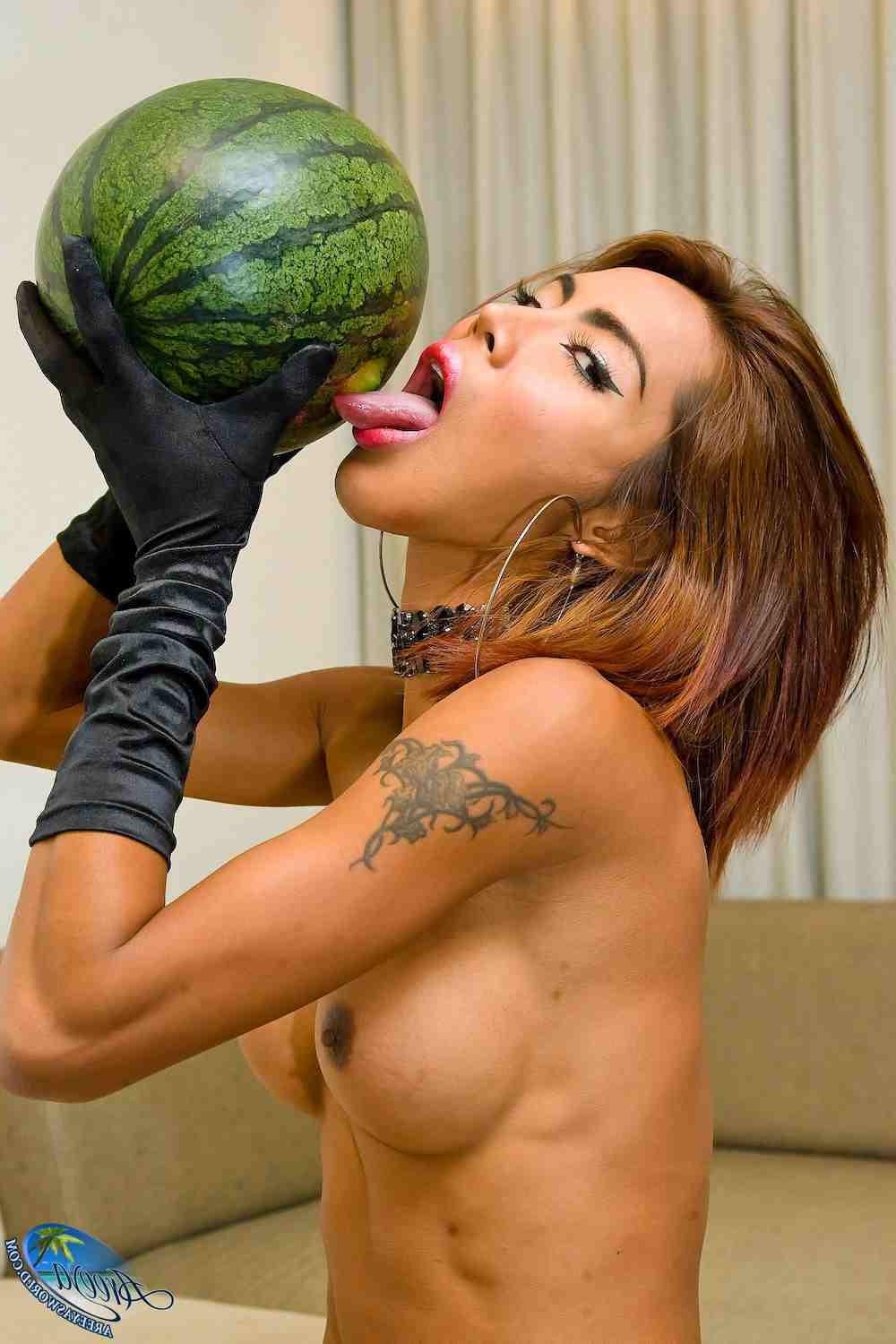 16P Hot bitch having some fun with a watermelon