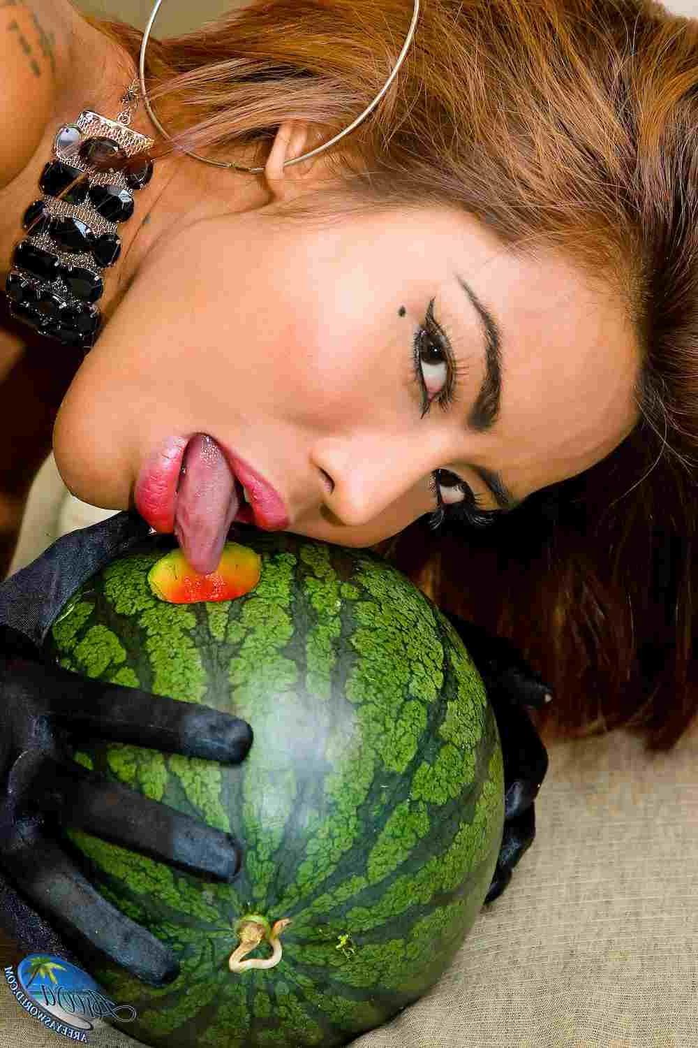 16P Hot bitch having some fun with a watermelon