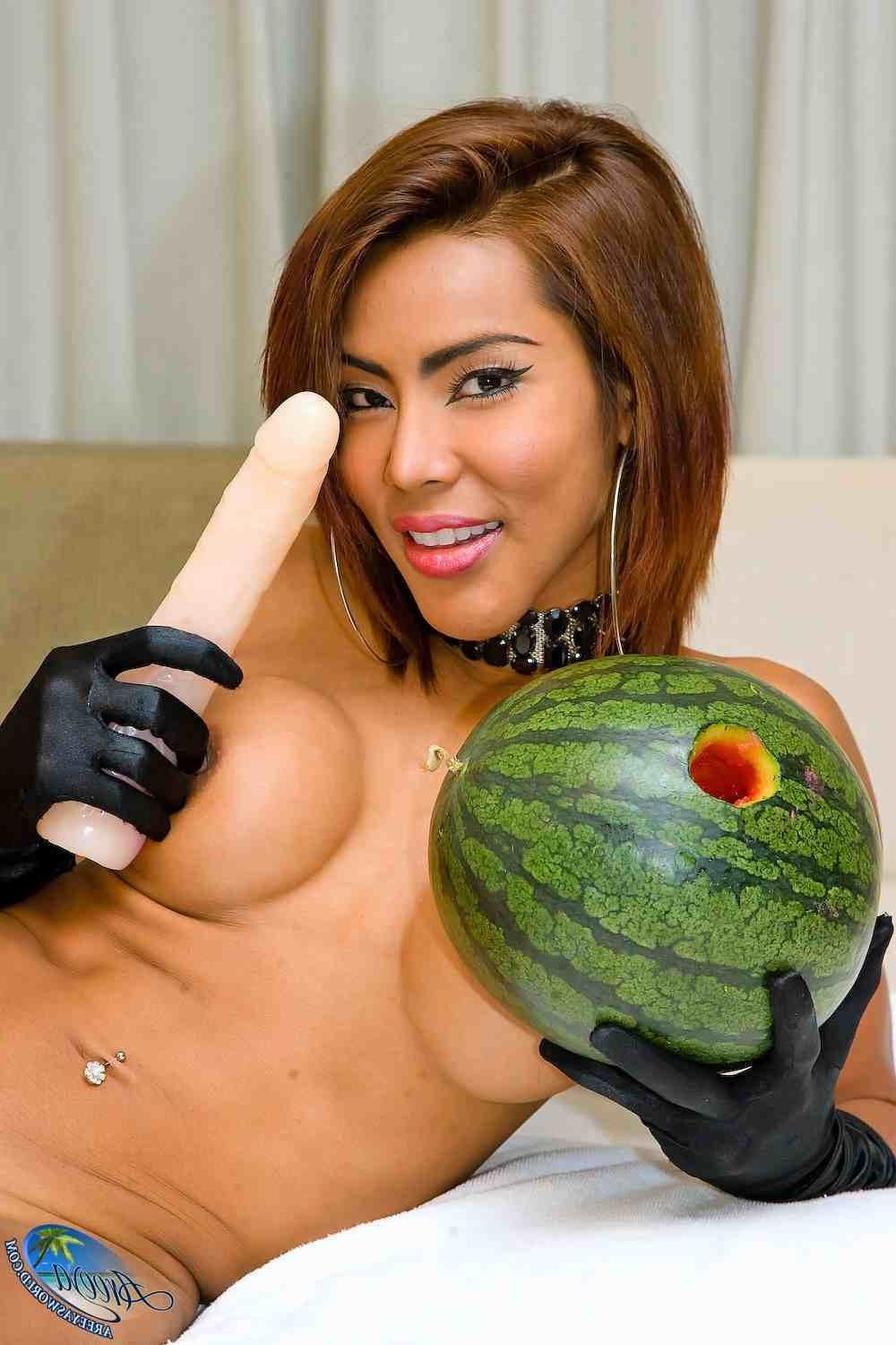 16P Hot bitch having some fun with a watermelon
