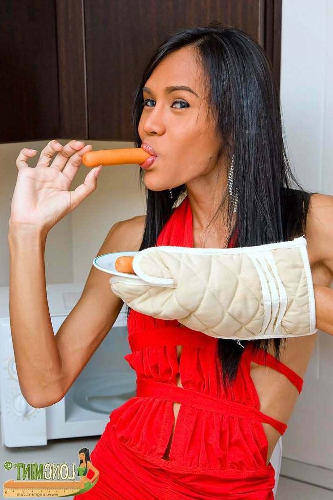 16P Sexy slut having fun with a hot dog