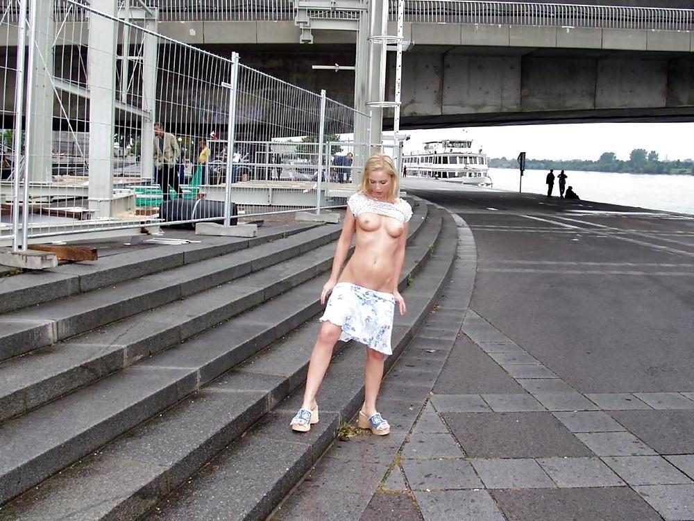 25P FLASHING IN PUBLIC - VERONIKA