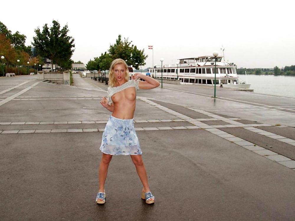 25P FLASHING IN PUBLIC - VERONIKA