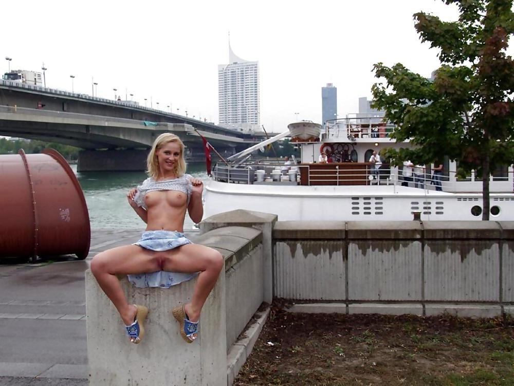 25P FLASHING IN PUBLIC - VERONIKA