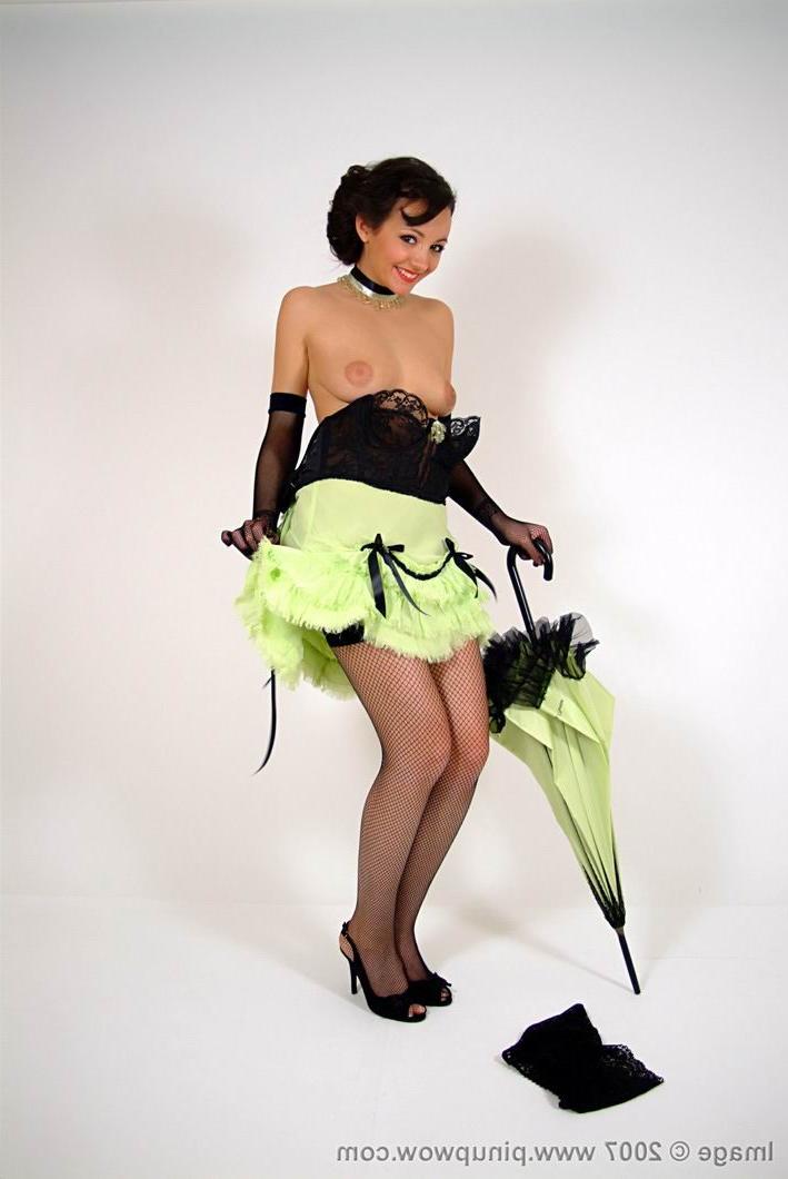 16P Glamour hottie in sexy stockings