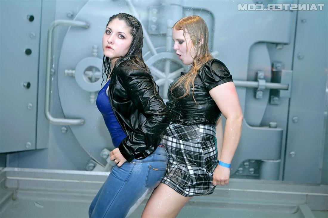 15P Sexy lesbians getting wet and messy in the shower