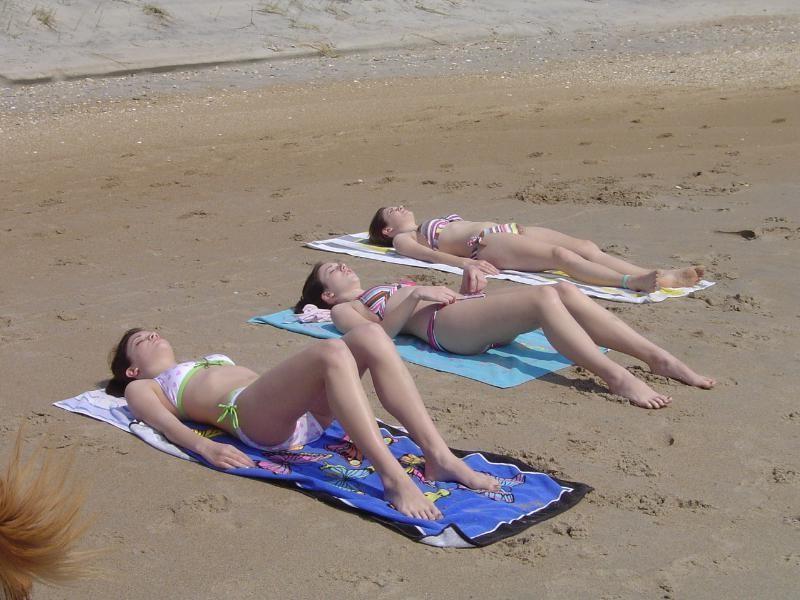 16P Drunk College Girls Attempt Lesbian Experience On A Dare