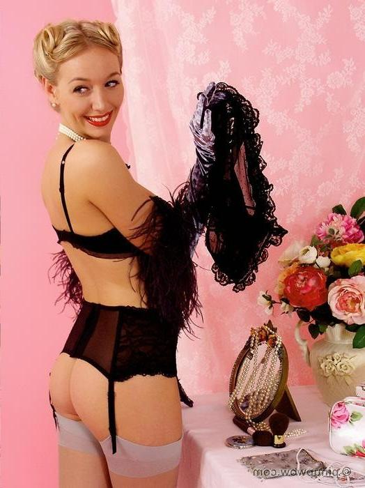 16P Blonde Hayley Marie In Retro Stockings