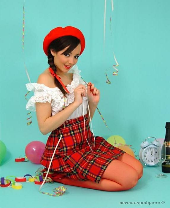 16P Retro Style Pinup babe celebrates New Years