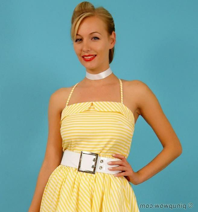 16P Retro Style Babe In Stockings