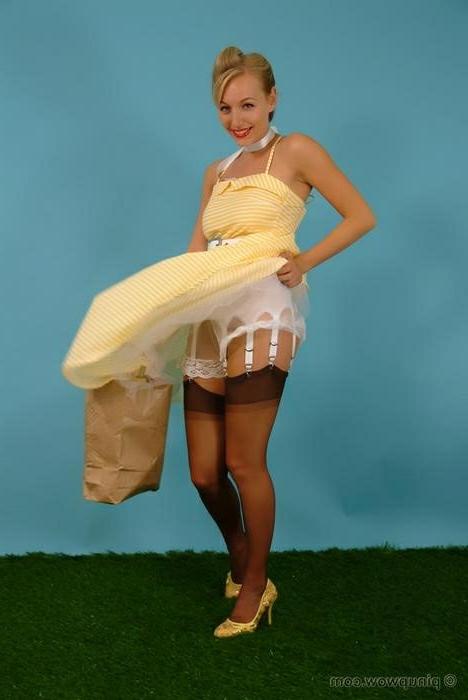 16P Retro Style Babe In Stockings