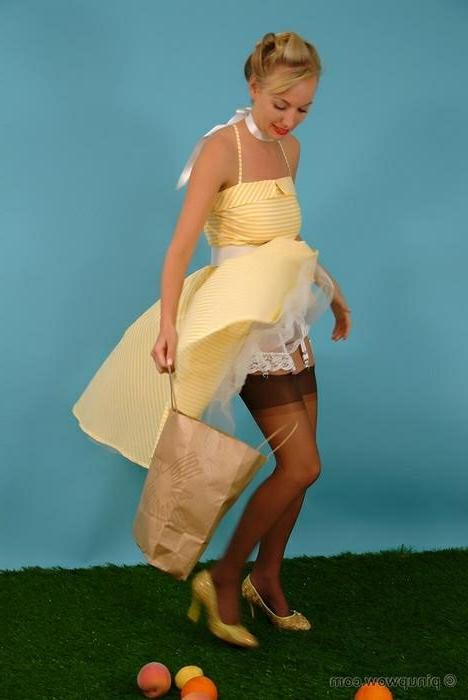 16P Retro Style Babe In Stockings