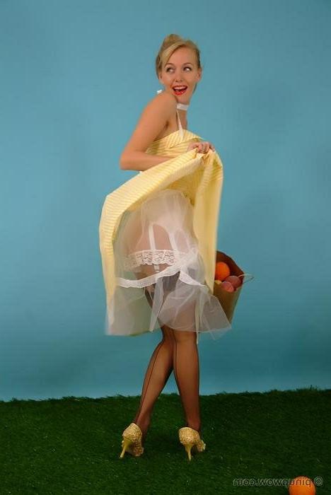 16P Retro Style Babe In Stockings