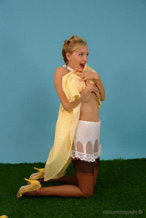 16P Retro Style Babe In Stockings