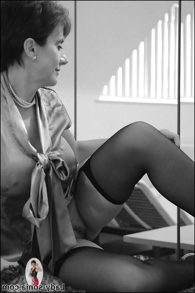 15P British busty nylons hotwife taking her own pics