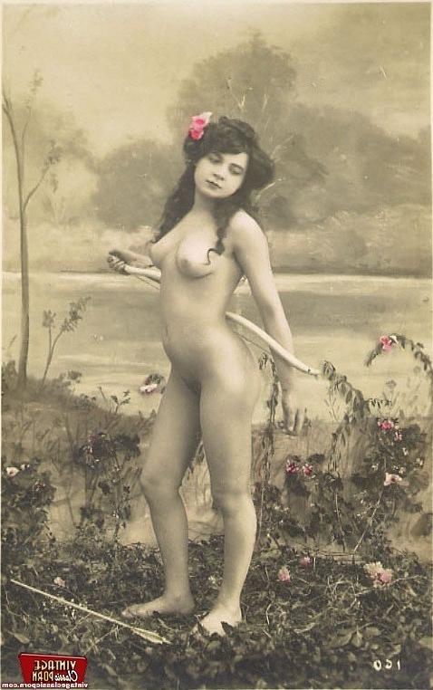 12P Several retro girlies showing their hairy beavers