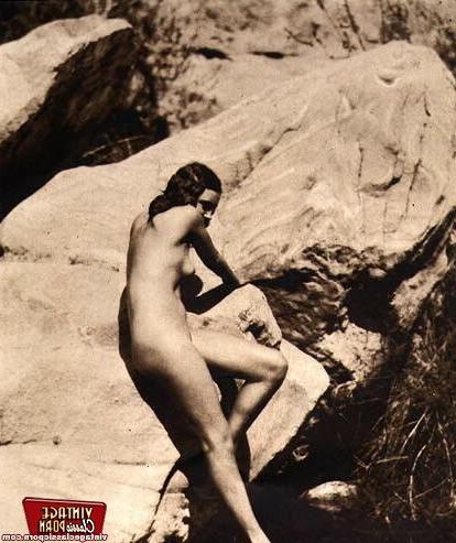 12P Several retro girlies showing their hairy beavers