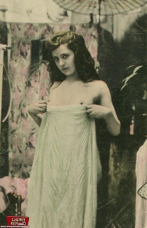 12P Several retro girlies showing their hairy beavers