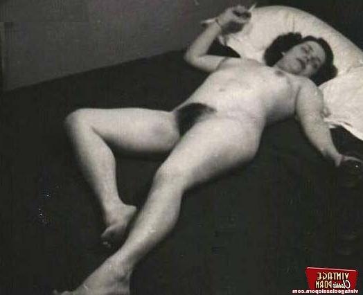12P Sexy vintage classic housewives posing naked at their home
