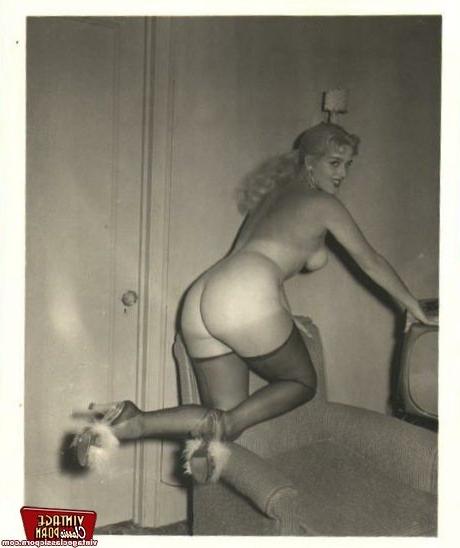12P Several retro ladies with nice big asses showing it all