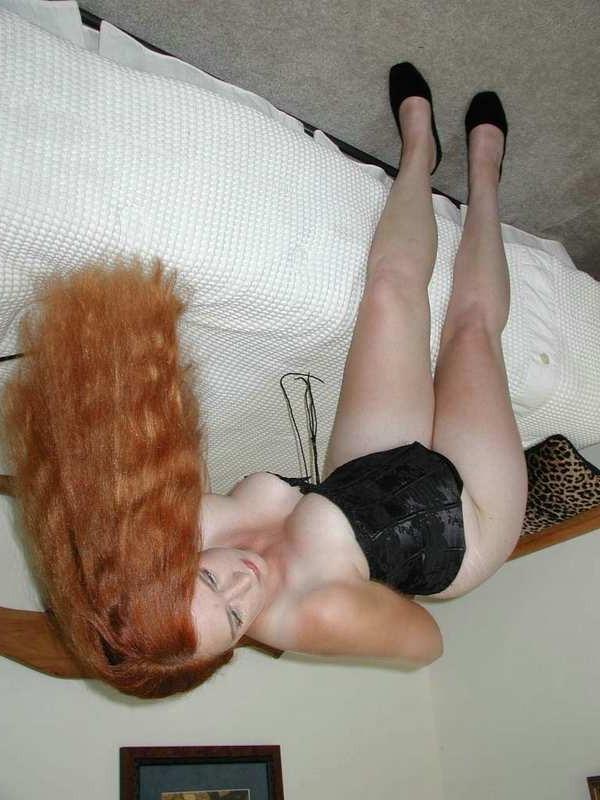 16P Mature redhead babe in lingerie teasing in bed