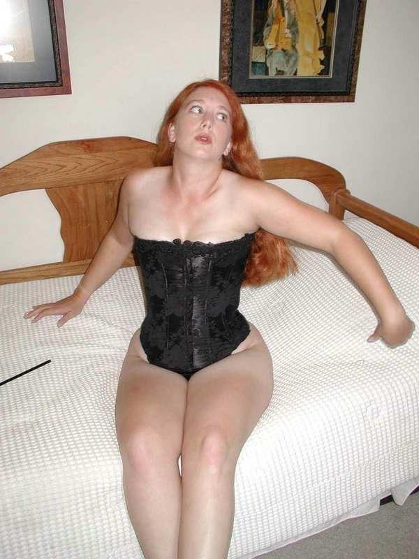 16P Mature redhead babe in lingerie teasing in bed