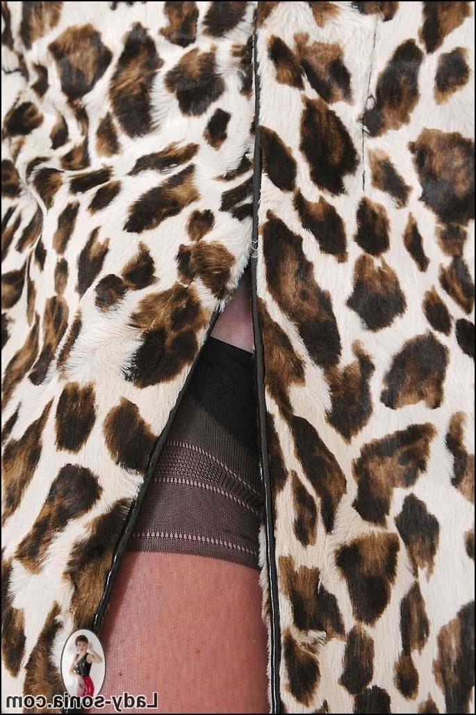 15P Busty lady wearing leopard coat and stockings