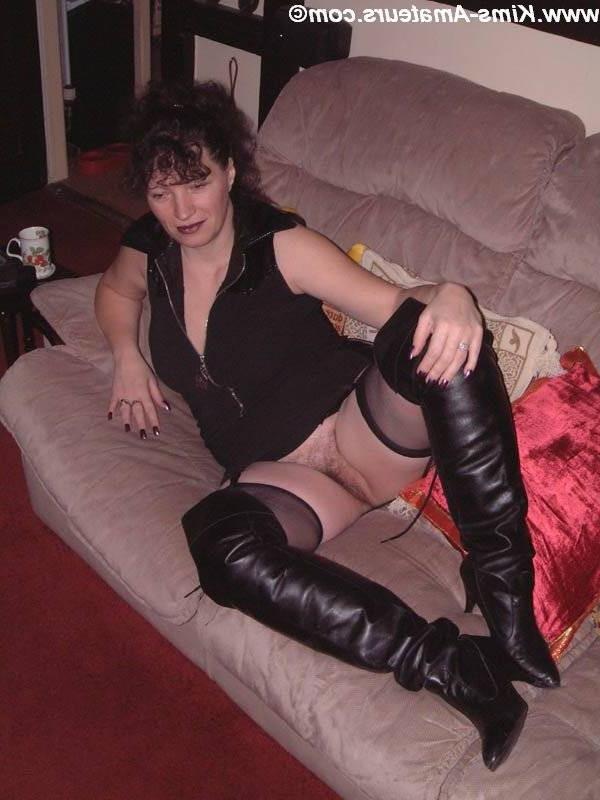 15P British amateur mature exhibing her massive juggs