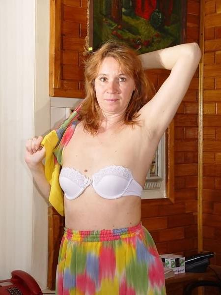 17P Housewife mature strip in own kitchen
