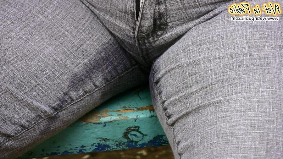 12P Fleshy gal shamefully empties her bladder in the gray jeans on a bench