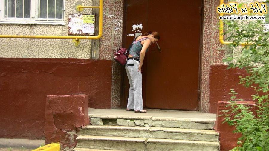 12P Fleshy gal shamefully empties her bladder in the gray jeans on a bench