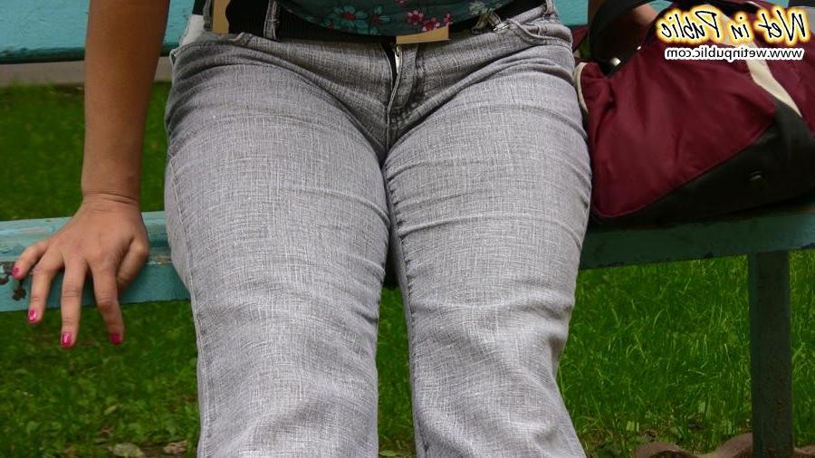 12P Fleshy gal shamefully empties her bladder in the gray jeans on a bench